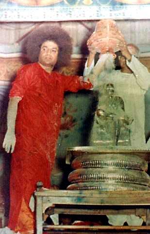 Саи Баба материализует Вибхути, пока он не покроет всю статую целиком